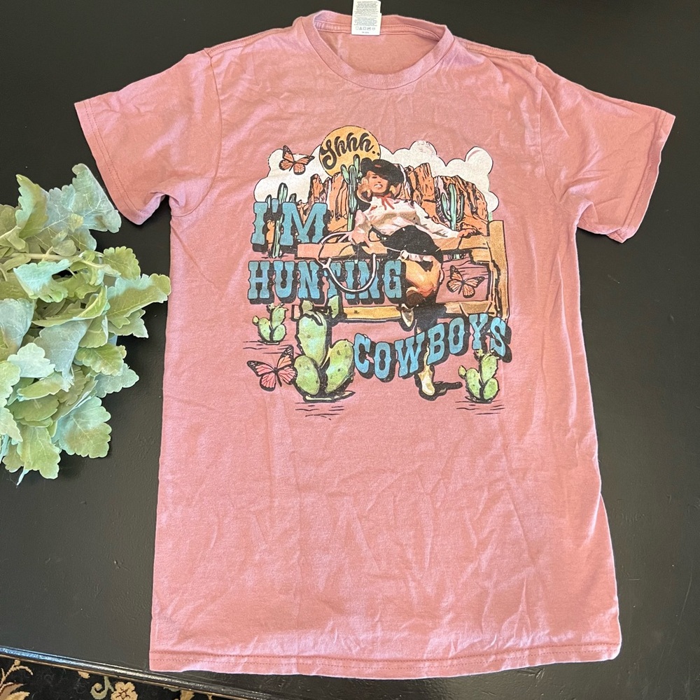 Delta Pro Weight Pink Hunting Cowboys Retro Western Colorful Graphic Tee Sz S